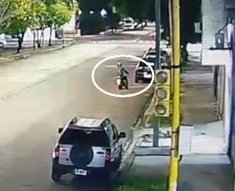 Se descompensó, cayó con su moto y perdió la vida