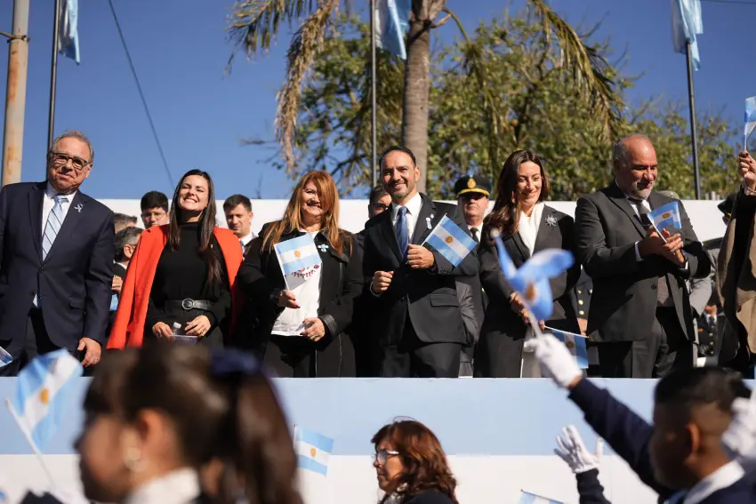 Valdés encabezó el acto por el Día de la Bandera y tomó la promesa a 3 mil estudiantes