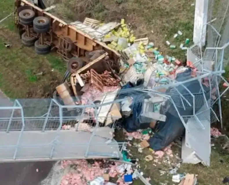 Camionero correntino murió al chocar contra puente peatonal